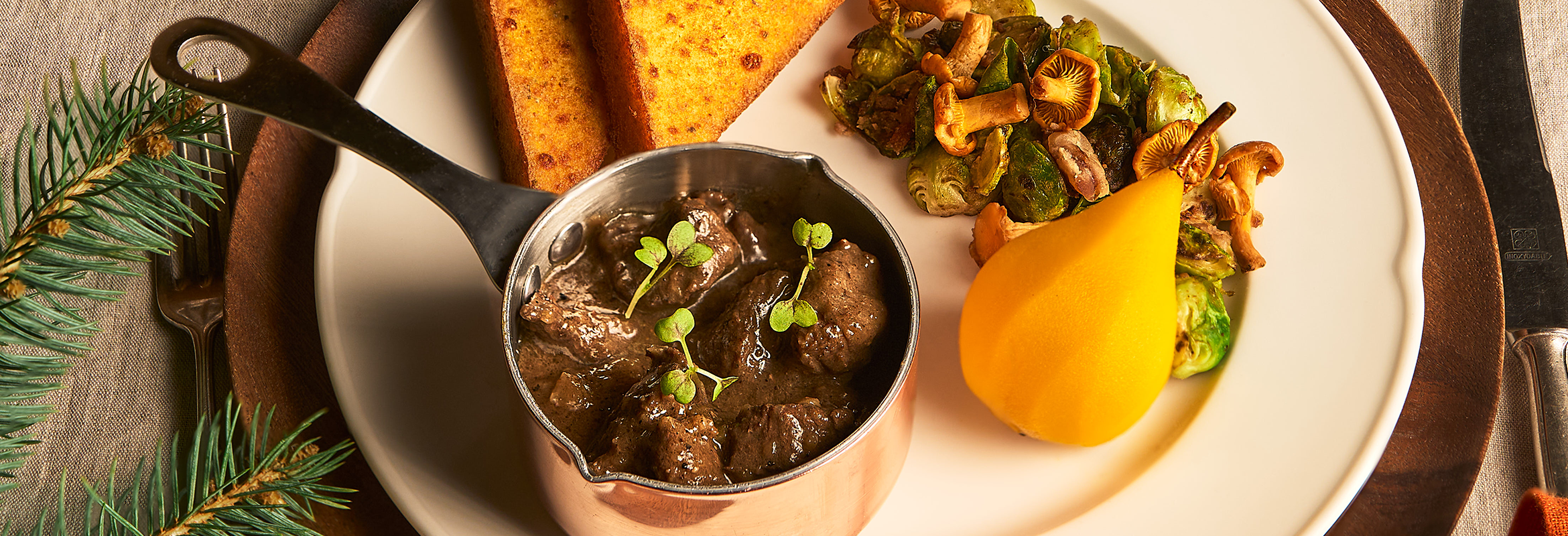 Hoofdgerecht: Wildstoof met stoofpeer, polenta en spruitjes in beurre noisette