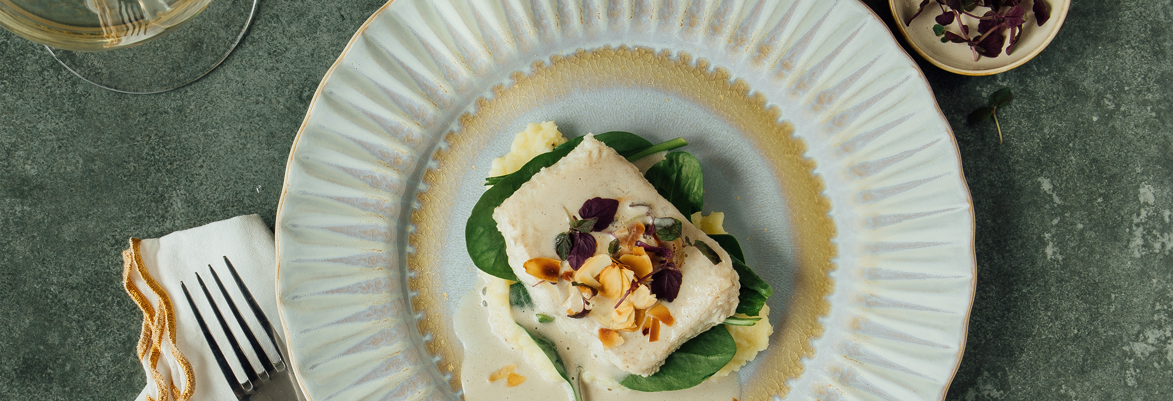 Gepocheerde zeewolf in kokossaus met bloemkoolpuree