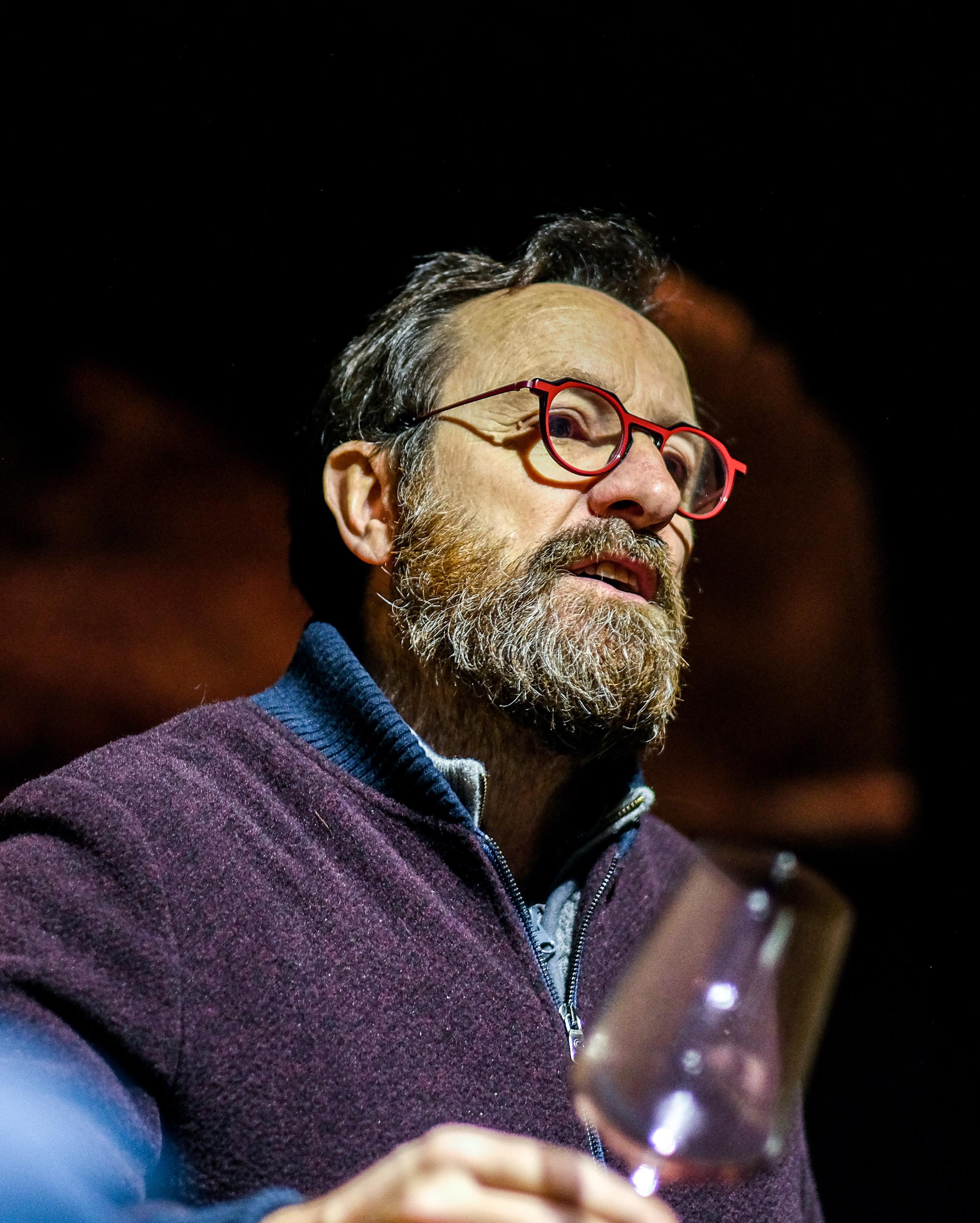 Thierry Germain van Domaine Roches Neuves, chenin in volle bloei en de wijngaard Le Hu-Bayau (Epiré) met uitzicht op de Loire