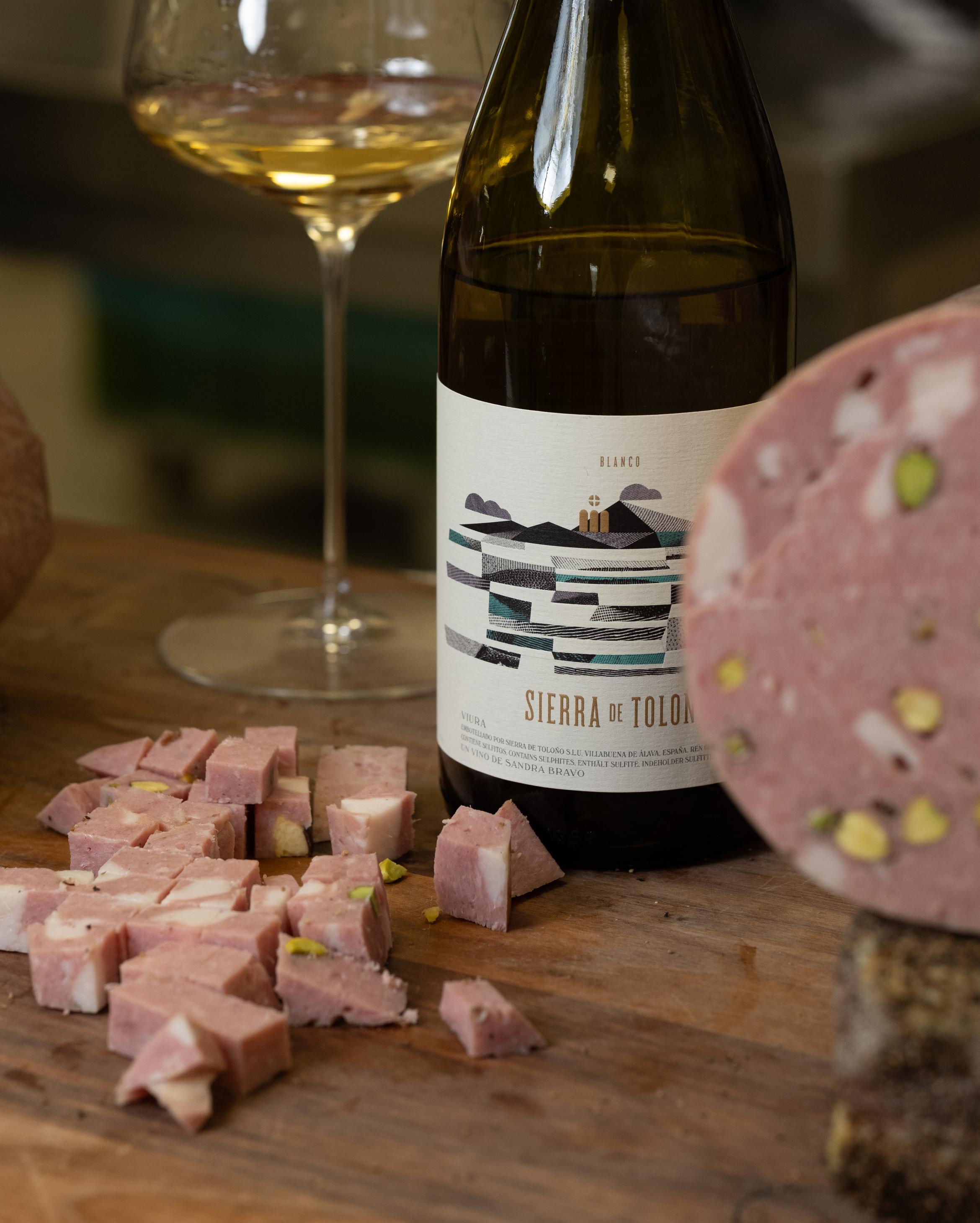 Een van de professionele droogkasten, zelfs het knopen gebeurt met de hand, Vitadella, Cordemijers versie van de mortadella