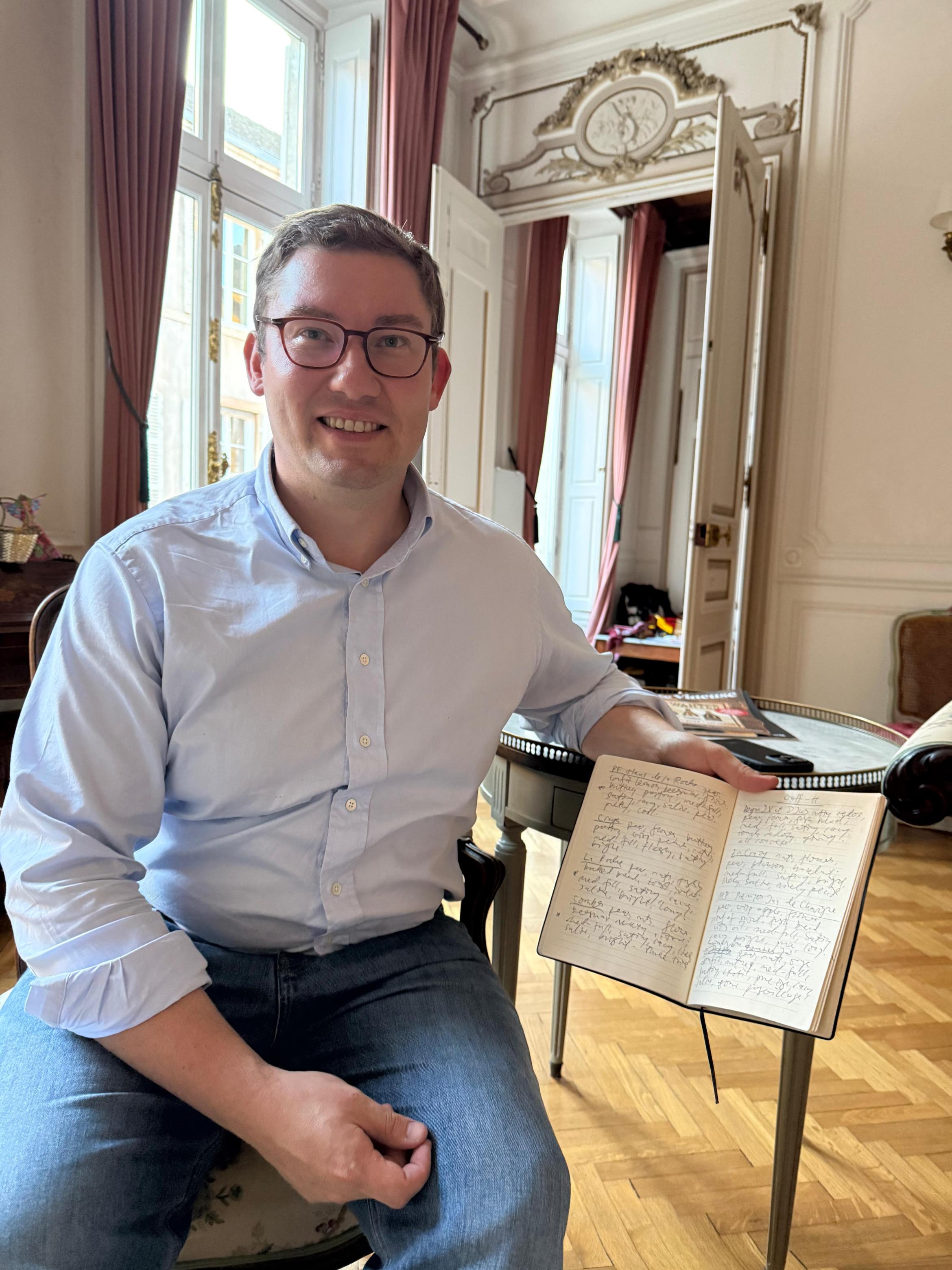 2. / 3. In zijn appartement in Beaune gunt Kelley ons een blik in zijn proefnotities. | 4. William met de grande dame van de Bourgogne: Lalou Bize-Leroy.