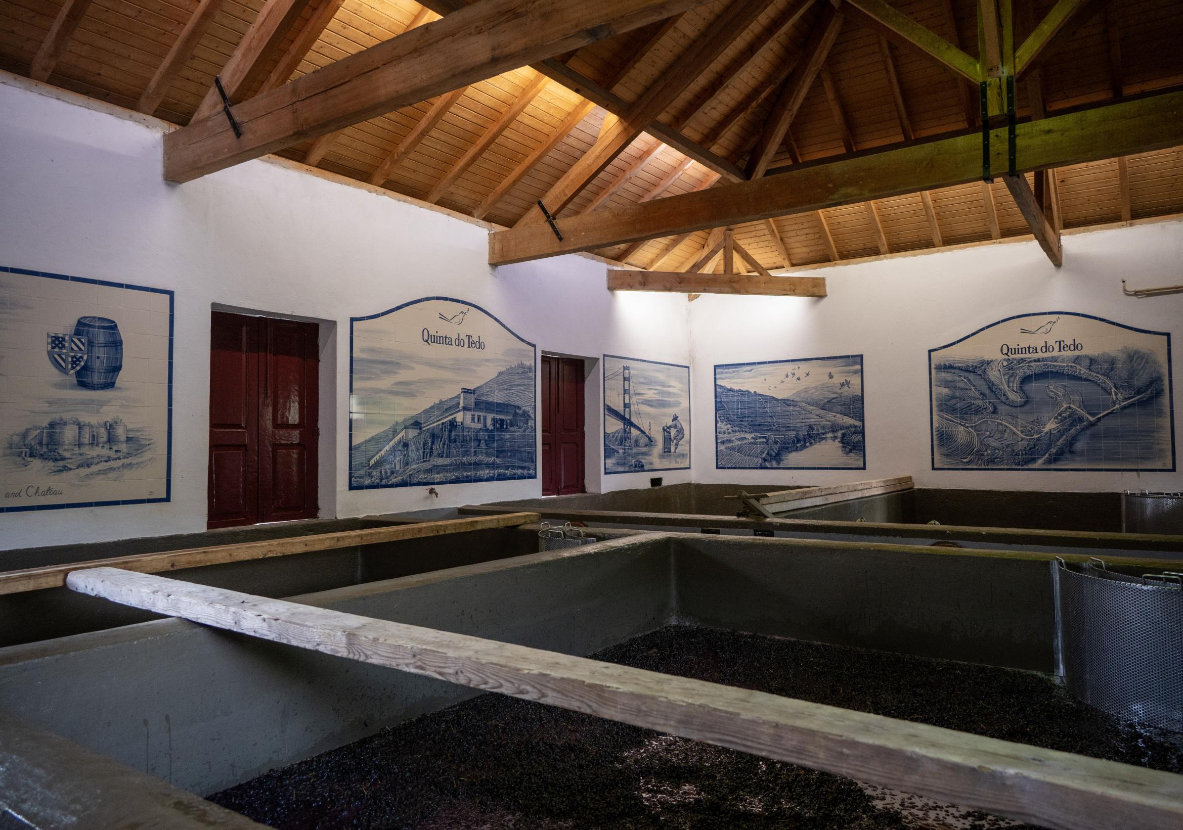 1. In de traditionele lagares worden de druiven nog ‘met de voeten getreden’ 2. Alle wijngaarden van de Quinta zijn ‘klasse A’. Deze classificatie is de hoogste die door het officiële ‘Instituto do Vinho do Porto’ aan een wijngaard gegeven kan worden.