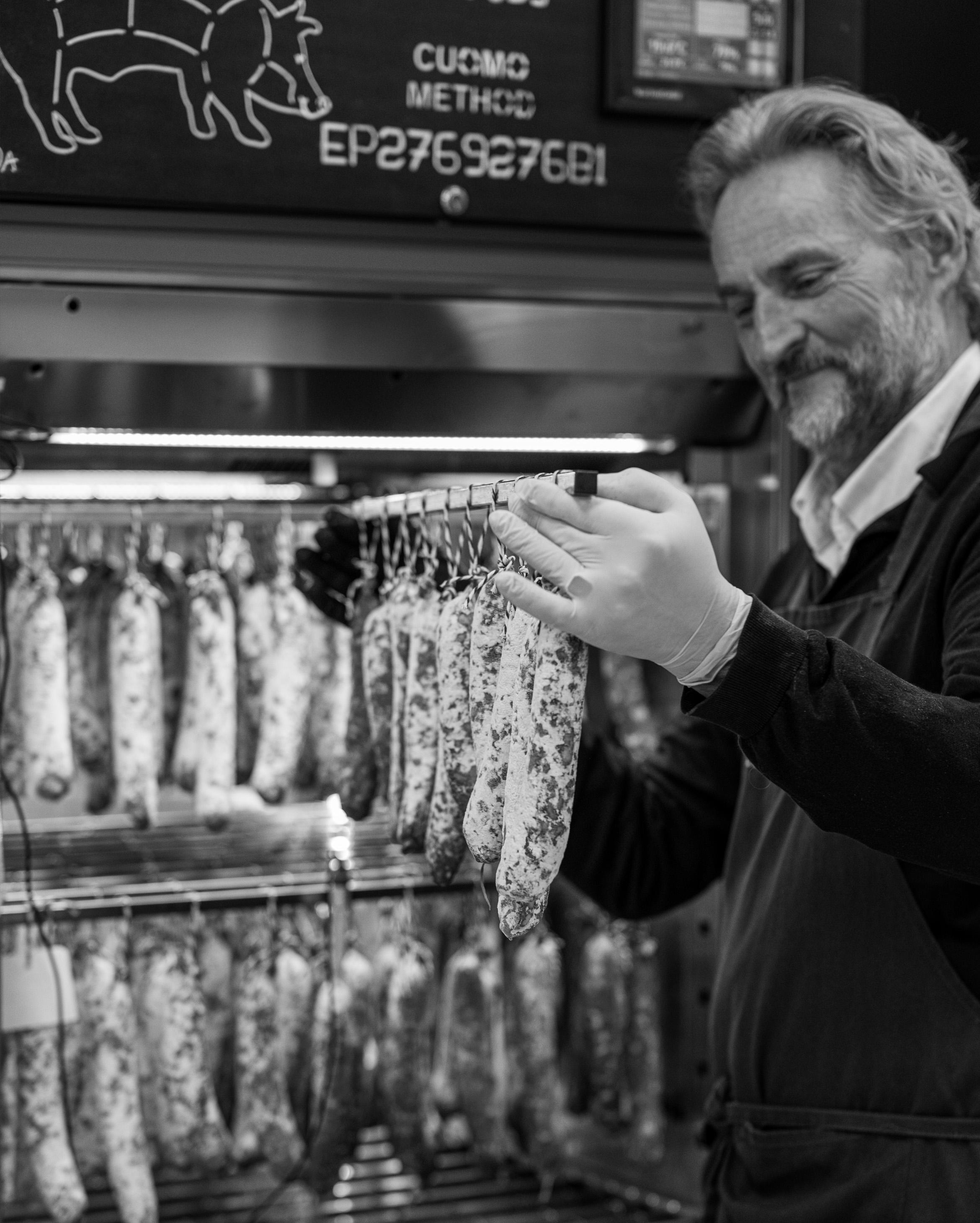 Een van de professionele droogkasten, zelfs het knopen gebeurt met de hand, Vitadella, Cordemijers versie van de mortadella